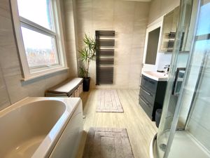 Family Bathroom- click for photo gallery